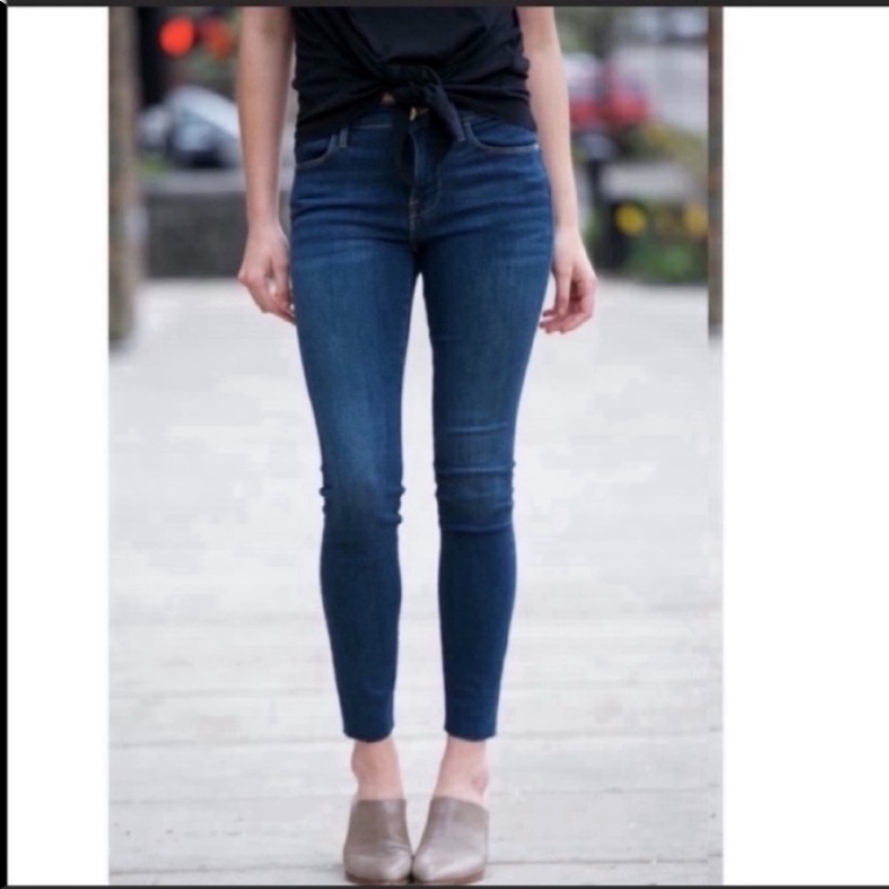 FRAME LE HIGH SKINNY RAW EDGE IN CHEZ Stretchy Comfy 
Size 25